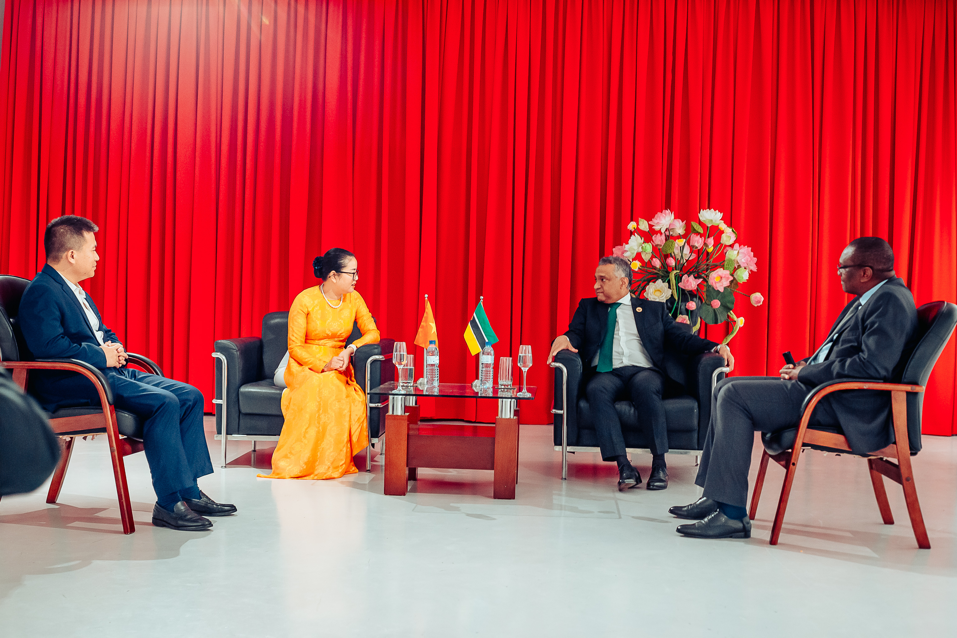 Đại sứ, Bộ trưởng Salim Vala, Thư ký Thường trực Bộ Quốc phòng Casimiro Augusto Mueio tại buổi tiếp thân mật trước sự kiện