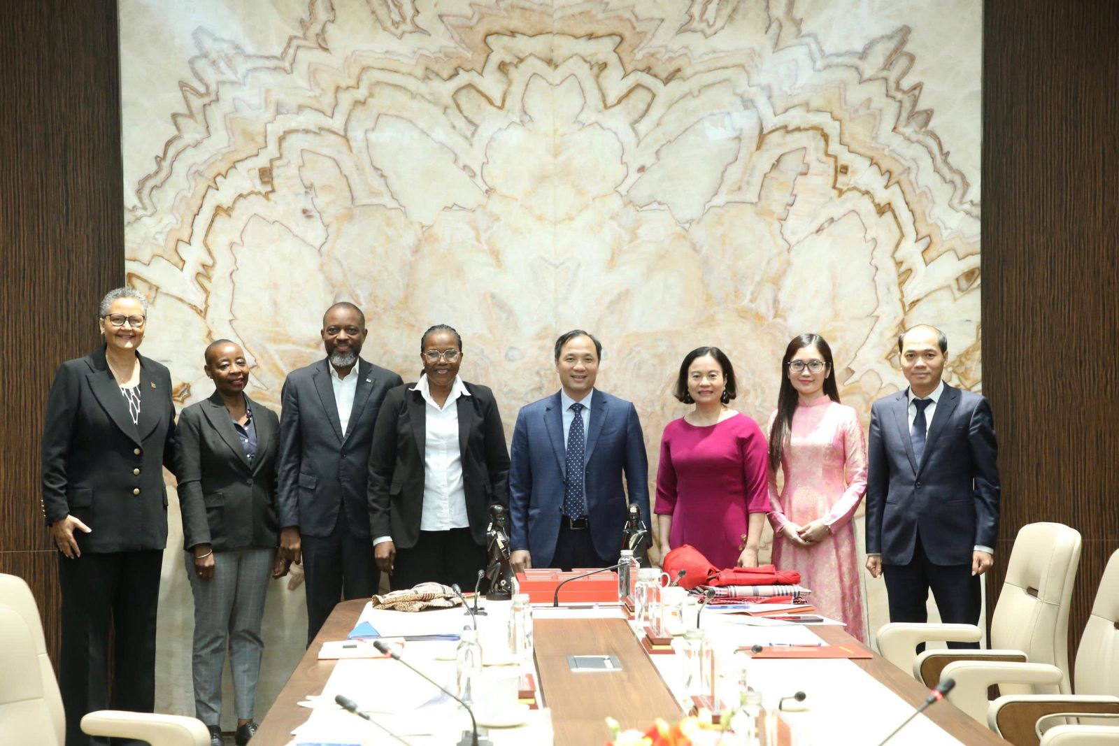 Đoàn đại biểu Đảng Mặt trận Giải phóng Mozambique (FRELIMO) chụp ảnh lưu niệm với đồng chí Hoàng Trung Dũng, Ủy viên Trung ương Đảng, Phó Trưởng Ban Thường trực, Ban Tổ chức Trung ương.