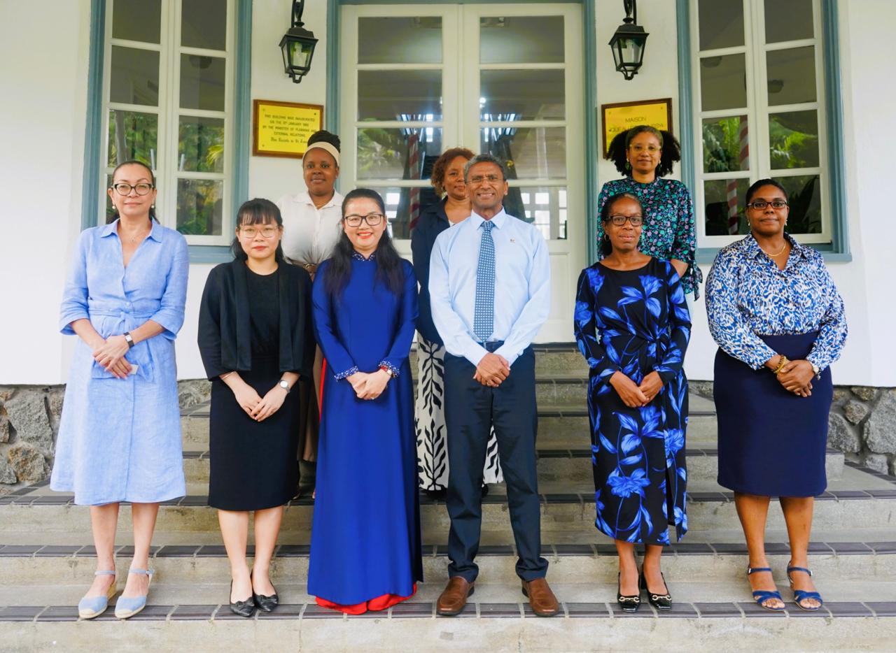 Chụp ảnh lưu niệm cùng Bộ trưởng và cán bộ Bộ Ngoại giao và Kiều dân Seychelles