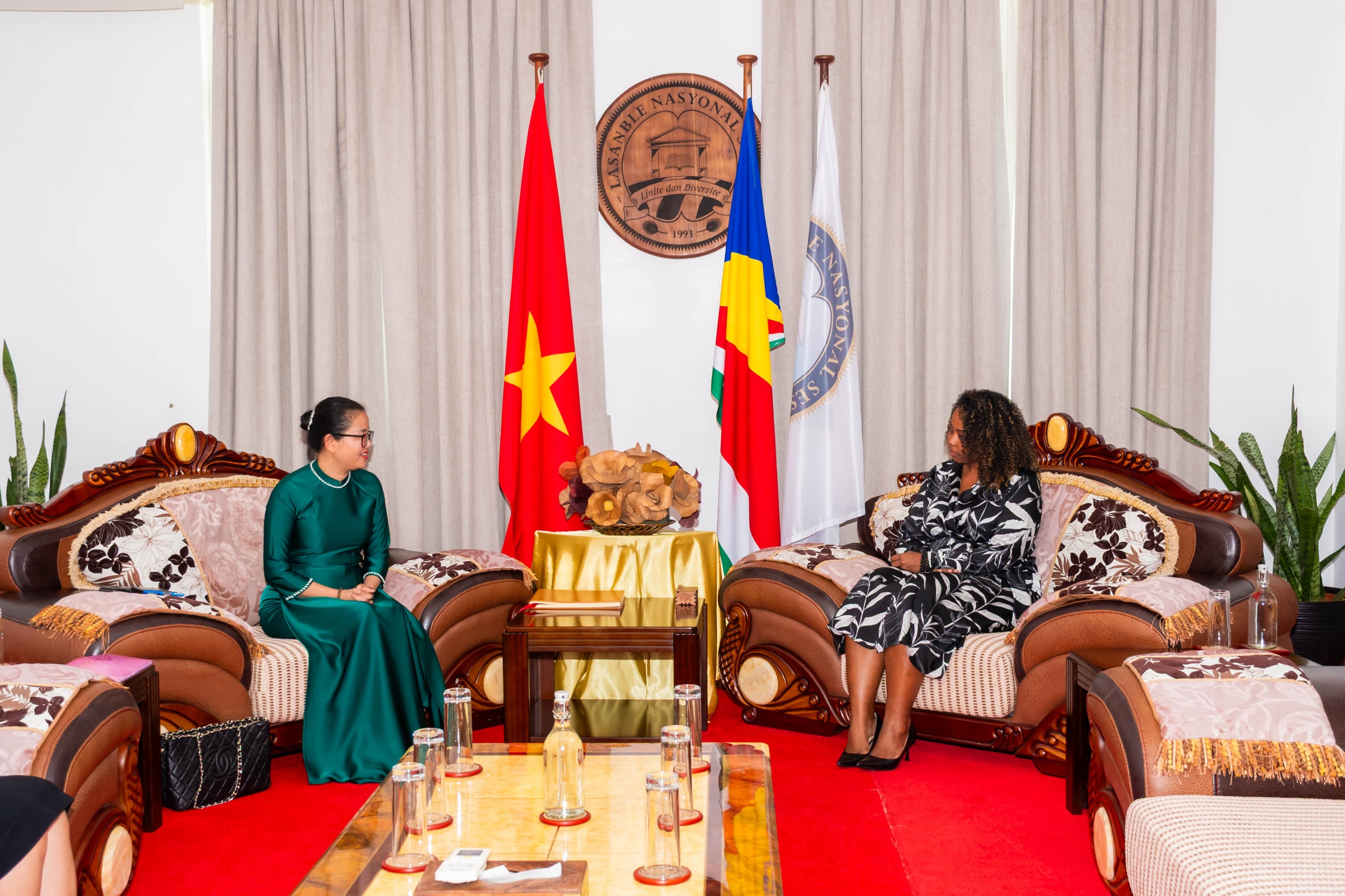Đại sứ chào xã giao Chủ tịch Quốc hội Azarel Ernesta
