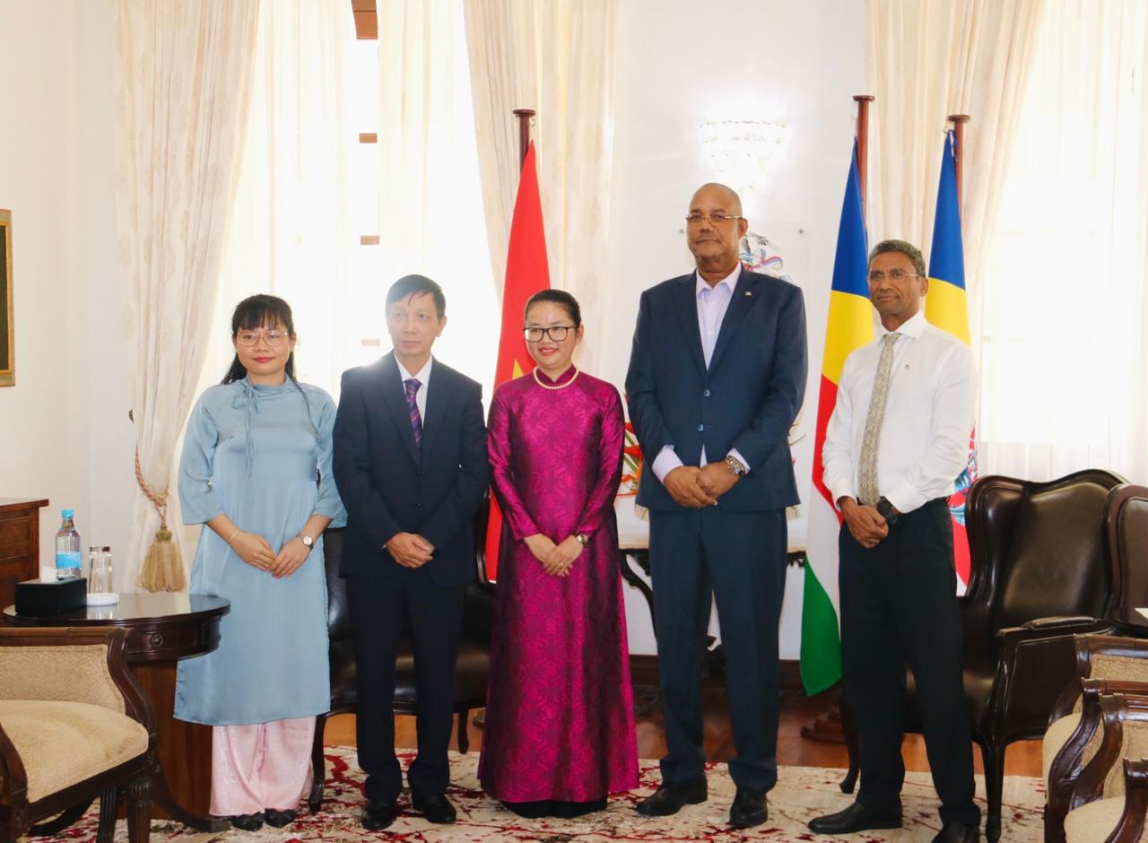 Đại sứ Trần Thị Thu Thìn chụp ảnh lưu niệm cùng Tổng thống Patrick Herminie
