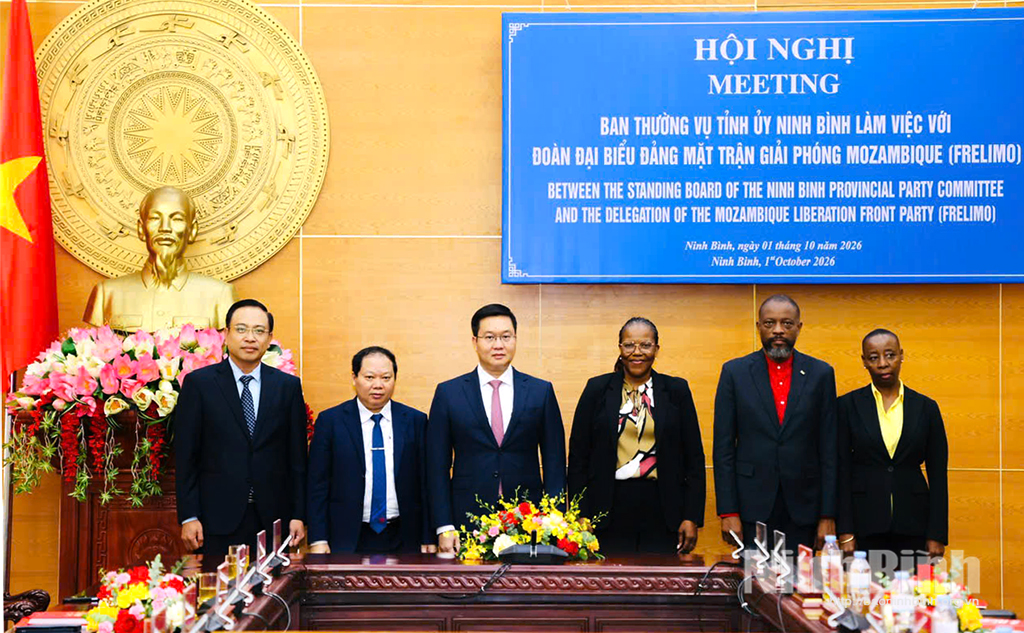 Các đại biểu chụp ảnh lưu niệm.