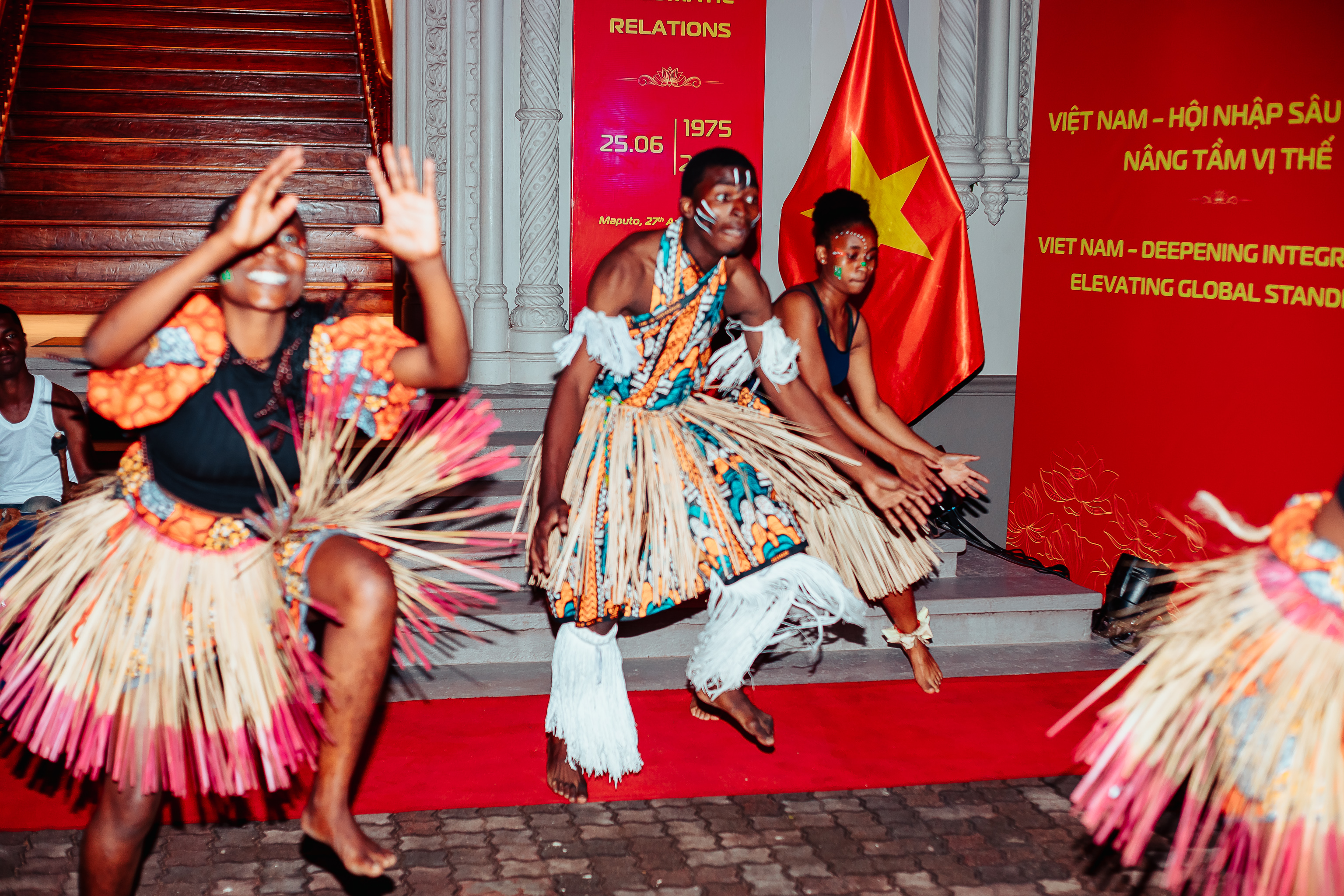 Học sinh trường trung học Josina Machel biểu diễn tiết mục nhảy truyền thống Xigubo