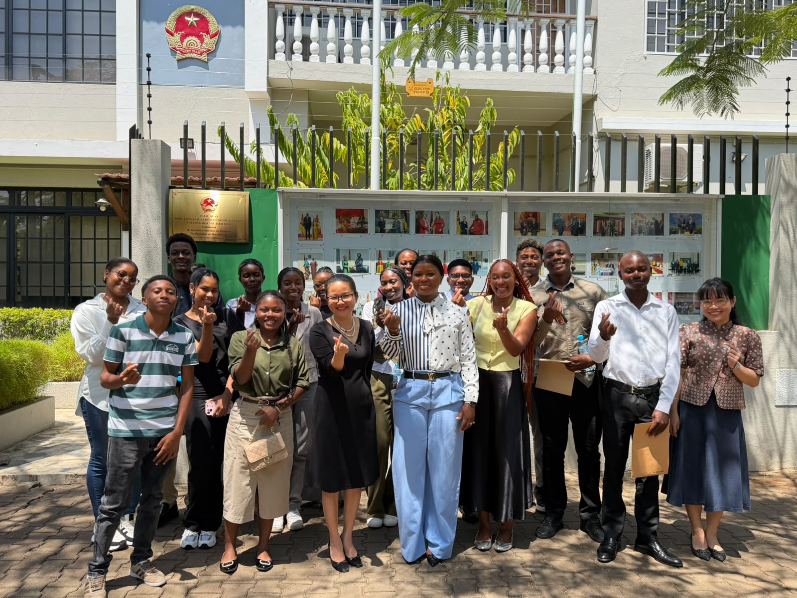 Đại sứ chụp ảnh kỷ niệm với các sinh viên Mozambique