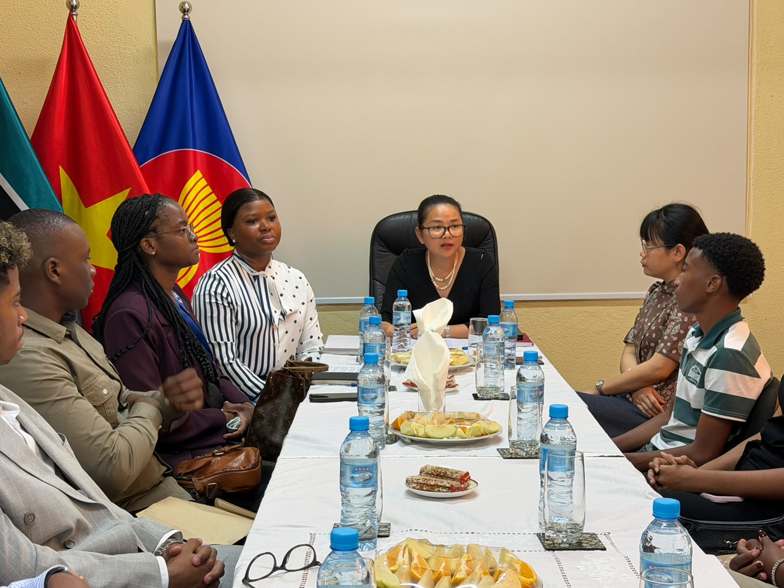 Đại sứ trao đổi với các tân sinh viên Mozambique