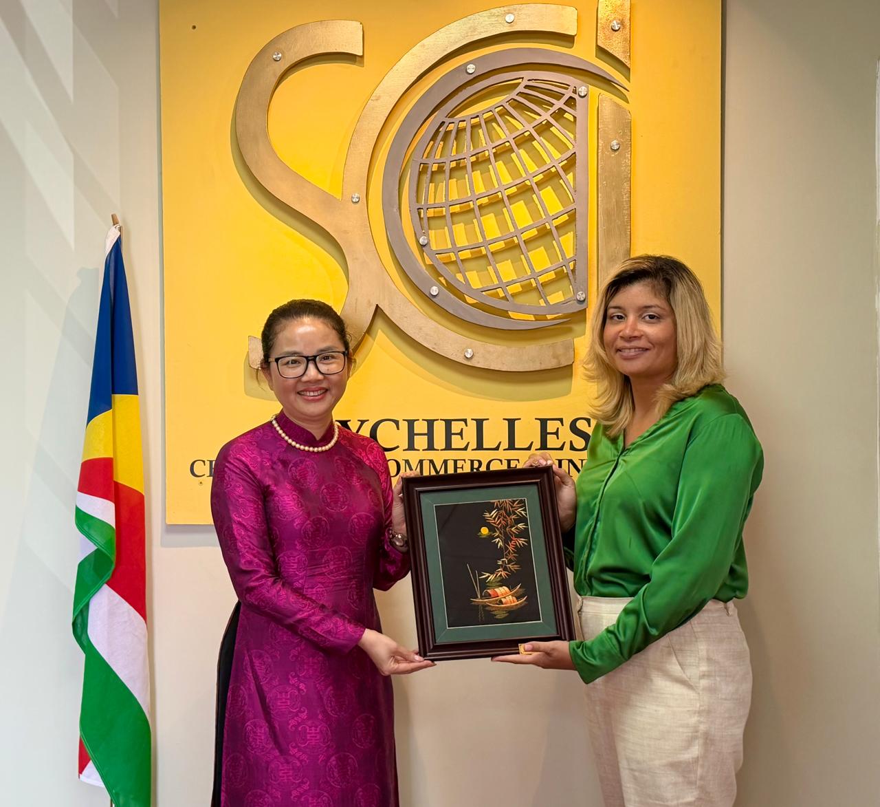 Tại buổi làm việc với Tổng Thư ký Phòng Thương mại và Công nghiệp Seychelles Iouana Pillay