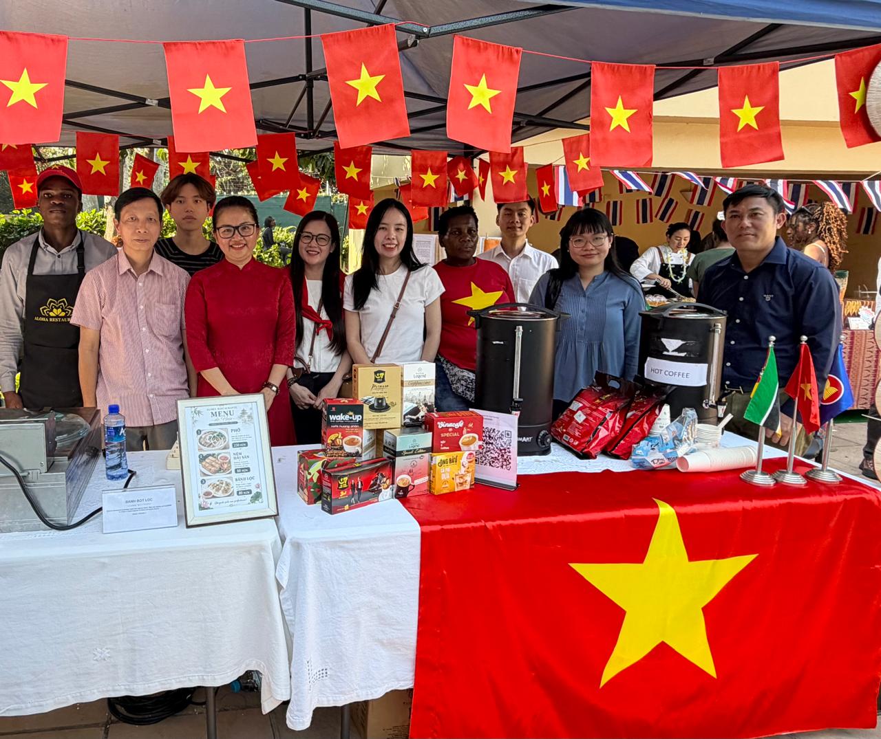 Tập thể cán bộ, nhân viên Đại sứ quán